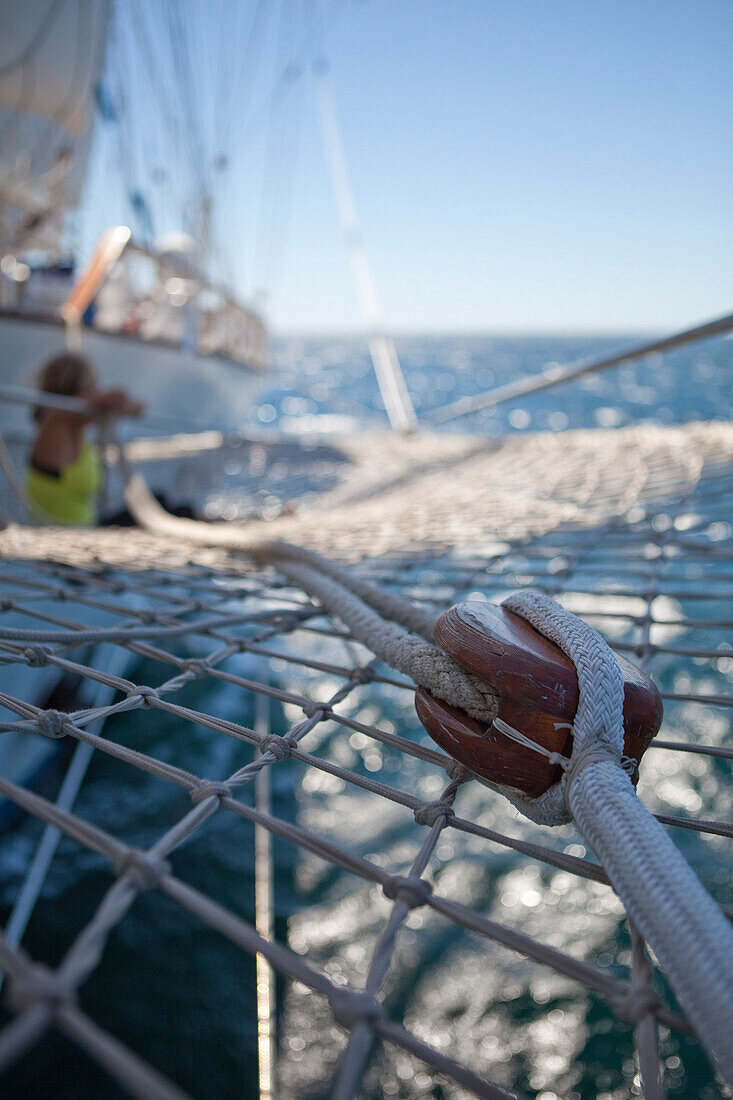 Seilwinde am Bugspriet von Großsegler Kreuzfahrtschiff Star Flyer (Star Clippers Cruises) im Pazifischen Ozean nahe Costa Rica, Mittelamerika, Amerika