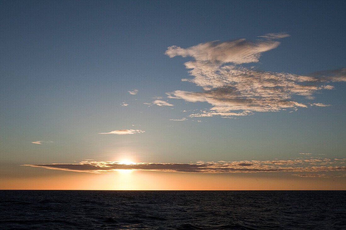 Blick in Sonnenuntergang von Großsegler Kreuzfahrtschiff Star Flyer (Star Clippers Cruises) im Pazifischen Ozean nahe Costa Rica, Mittelamerika, Amerika