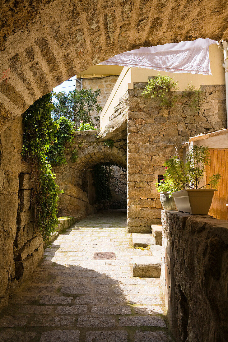 Gasse in der Altstadt von Sartene, Korsika, Frankreich, Europa