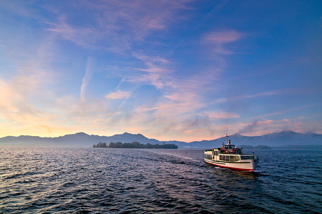 Morgenstimmung in Gstadt mit Blick auf Fraueninsel, Chiemsee, Chiemgau, Oberbayern, Bayern, Deutschland