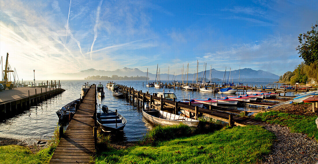 Morgenstimmung am Ufer in Gstadt mit Blick auf Fraueninsel, Chiemsee, Chiemgau, Oberbayern, Bayern, Deutschland