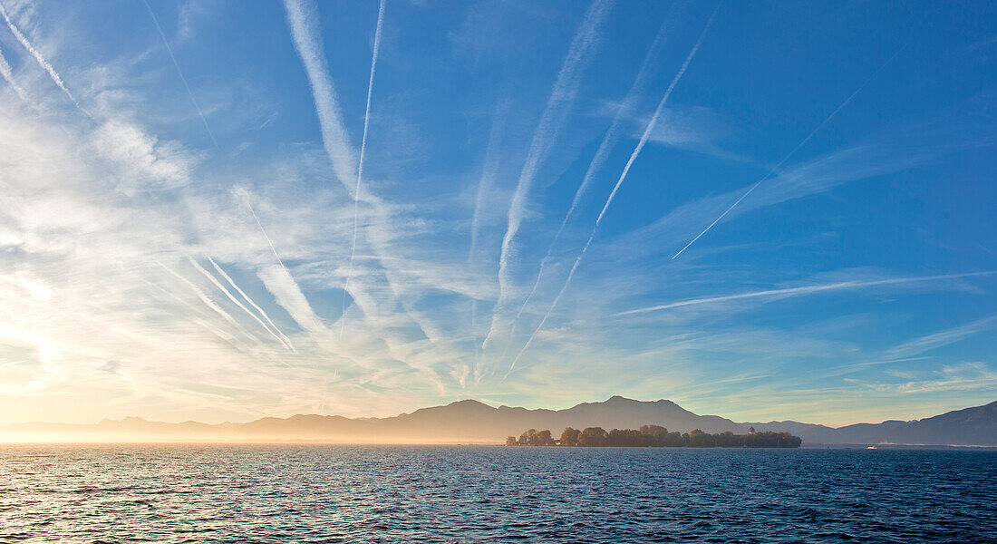 Morning mood in Gstadt with a view on Fraueninsel, Chiemsee, Chiemgau, Upper Bavaria, Bavaria, Germany