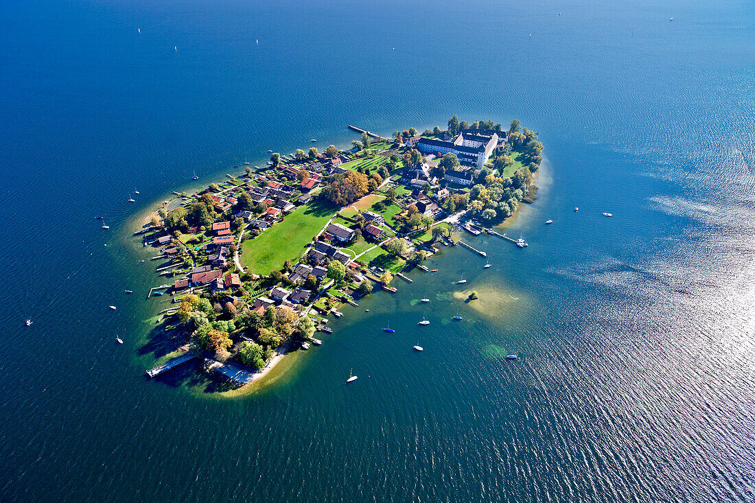 Luftbild der Fraueninsel mit Kloster Frauenchiemsee, Chiemsee, Chiemgau, Oberbayern, Bayern, Deutschland
