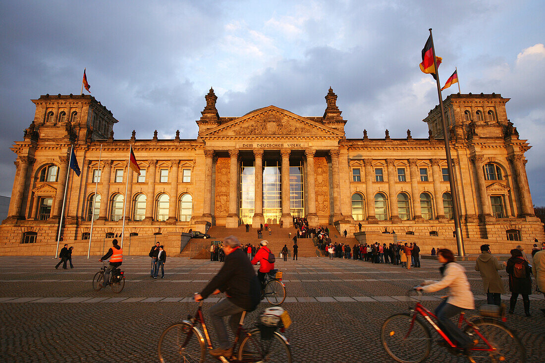Besucher vor dem Reichstagsgebäude, Reichstag, Bundestag, Berlin, Deutschland, Europa