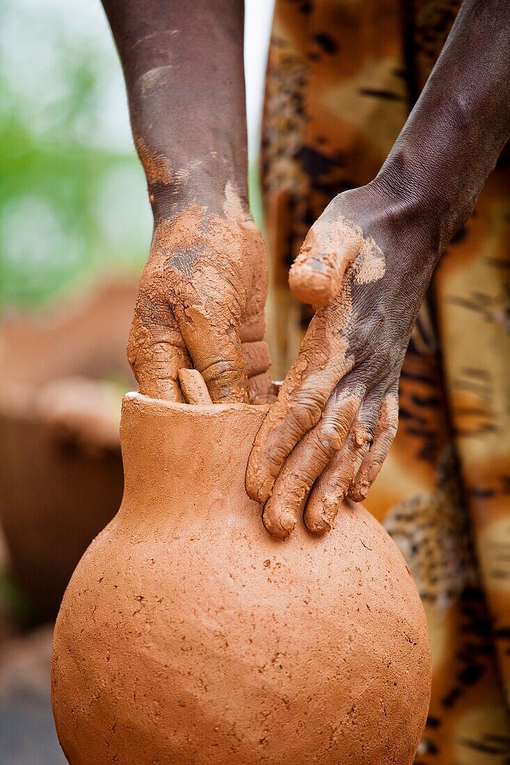 Pottery of the Dorze people of Ethiopia, Detail The tribe of the Dorze is living high up in the Guge Moutains above the ethiopian part of the rift valley Dorze can be translated with weaverWeaving of fabrics and garments is the traditional main sourc