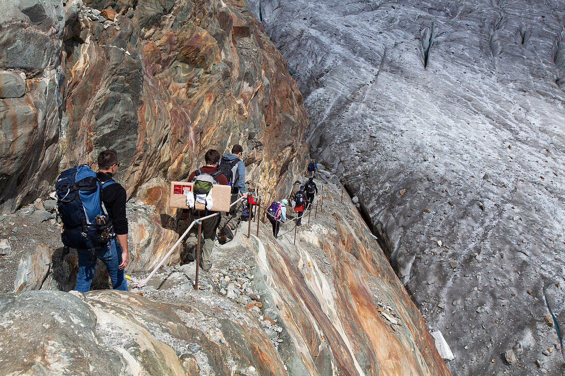Gruppe wandert zur Monte-Rosa Hütte, Zermatt, Kanton Wallis, Schweiz, Klimahörpfad von myclimate