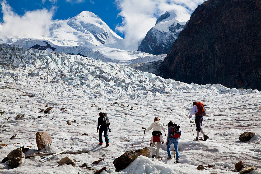 Gruppe Wanderer am Grenzgletscher, Castor und Pollux im Hintergrund, Zermatt, Kanton Wallis, Schweiz, Klimahörpfad von myclimate