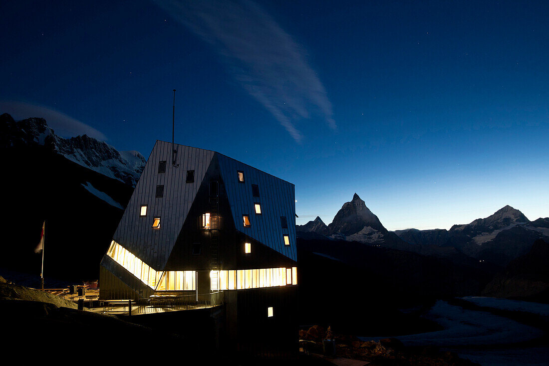 Neue Monte-Rosa-Hütte bei Nacht, Matterhorn im Hintergrund, Zermatt, Kanton Wallis, Schweiz, Klimahörpfad von myclimate