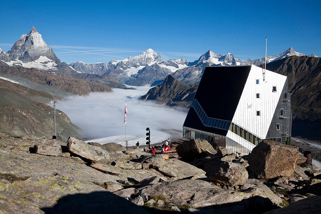 Blick über Monte-Rosa-Hütte und Gornergletscher im Morgennebel zum Matterhorn, Zermatt, Kanton Wallis, Schweiz, Klimahörpfad von myclimate