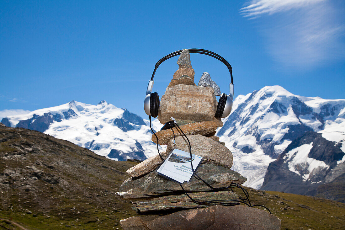Kopfhörer auf Steinmann (Klimahörpfad von myclimate), Monte Rosa und Liskamm im Hintergrund, Zermatt, Kanton Wallis, Schweiz
