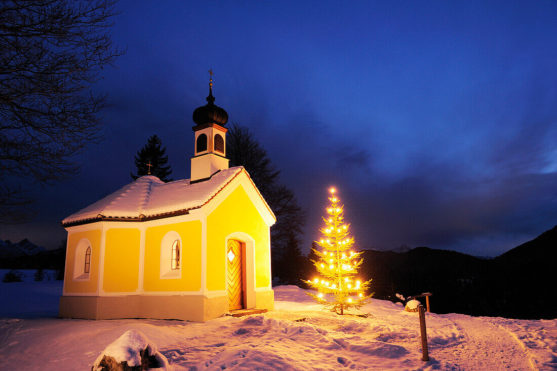 Beleuchtete Kapelle mit Christbaum, Werdenfelser Land, Oberbayern, Bayern, Deutschland, Europa