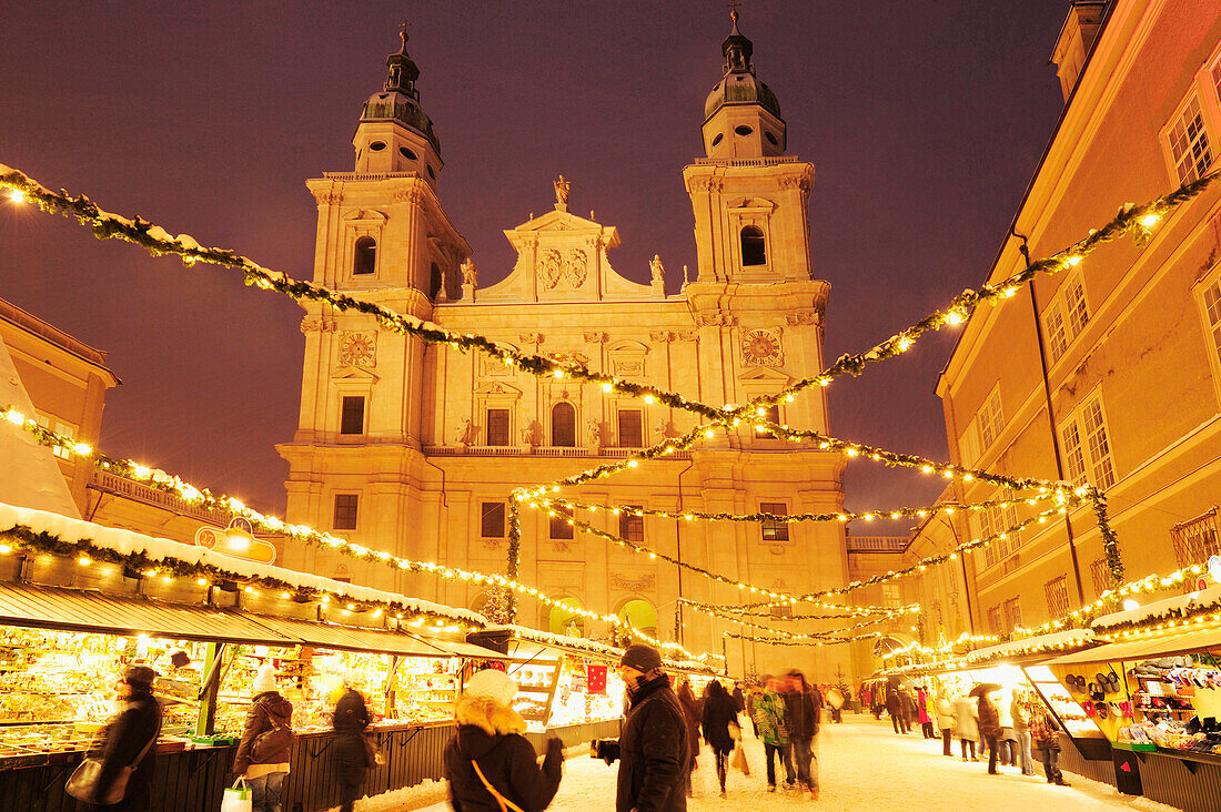 Christkindlmarkt am Abend mit Salzburger Dom, Christkindlmarkt Salzburg, UNESCO Weltkulturerbe Salzburg, Salzburg, Österreich, Europa