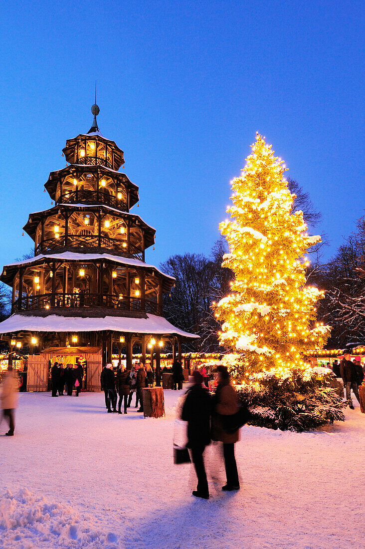 Menschen auf dem Christkindlmarkt am Abend, Chinesischer Turm, Englischer Garten, München, Oberbayern, Bayern, Deutschland, Europa