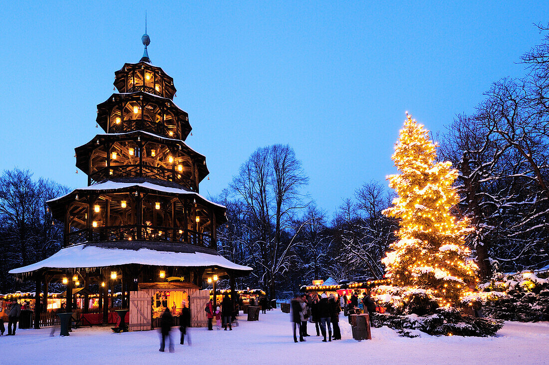 Menschen auf dem Christkindlmarkt am Abend, Chinesischer Turm, Englischer Garten, München, Oberbayern, Bayern, Deutschland, Europa