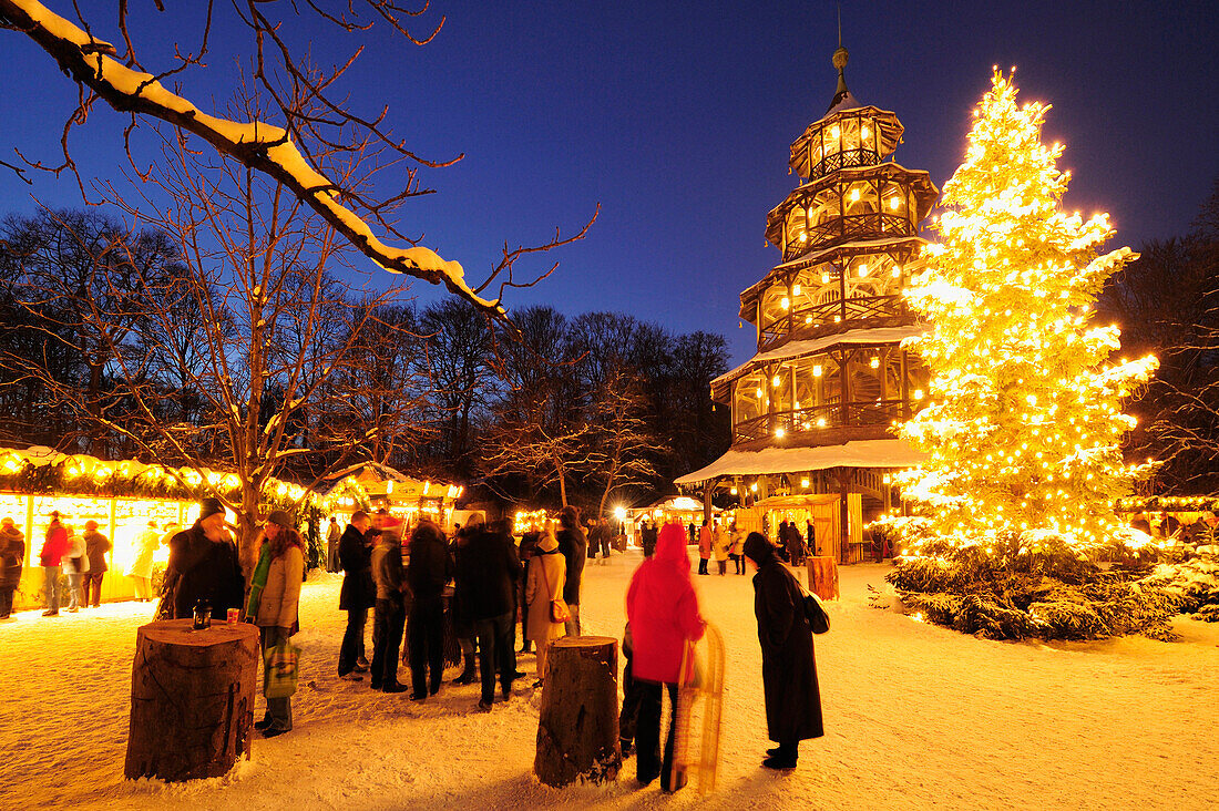 Menschen auf dem Christkindlmarkt am Abend, Chinesischer Turm, Englischer Garten, München, Oberbayern, Bayern, Deutschland, Europa