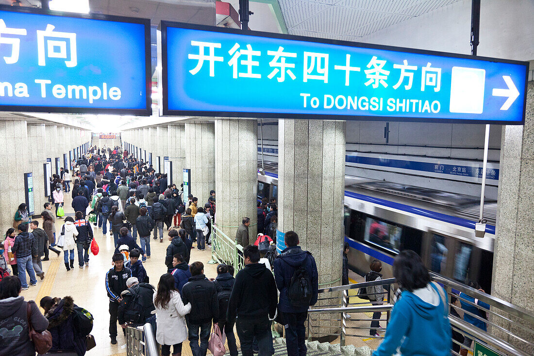 U-Bahn-Station Dongzhimen, Metro, Fahrgäste im Berufsverkehr, öffentliches Verkehersmittel, Peking, VR China