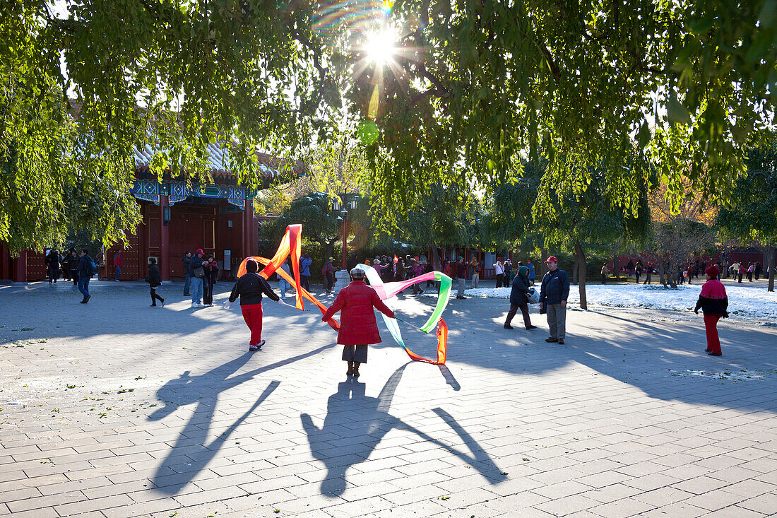 Morgensport im Jingshan Park, Tänzerinnen trainieren das Schleifentanz, rhythmische Gymnastik mit Schleifenband, Körperertüchtigung, Peking, China