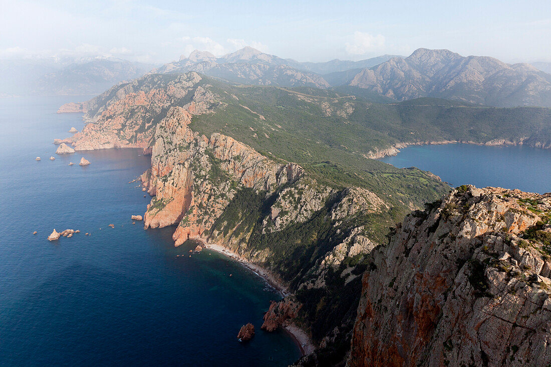 Blick auf Küste, Steilküste, Wanderung zur Landspitze Capo Rosso zwischen Porto und Cargese, Blick vom Turm von Turghio, Porto, Korsika, Frankreich