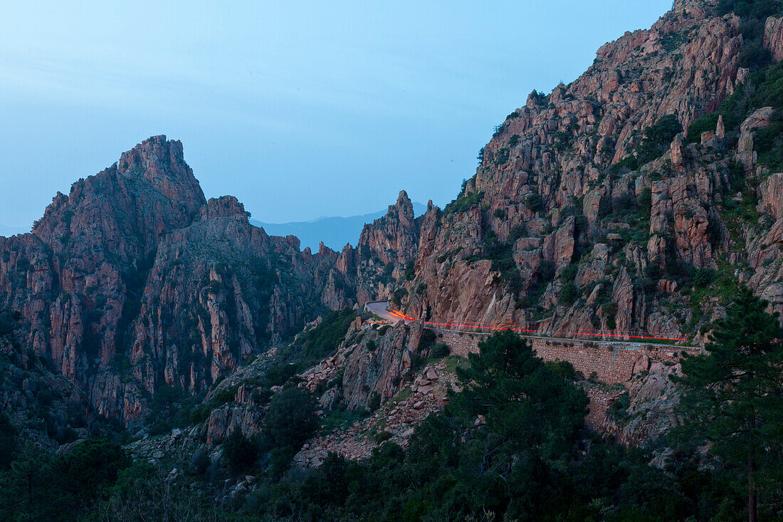 Straße zwischen Porto und Piana in der Dämmerung, auf einer Strecke von ca. 3 km grandiose Granitformationen, enge Strassen, Calanche de Piana, Porto, Korsika, Frankreich