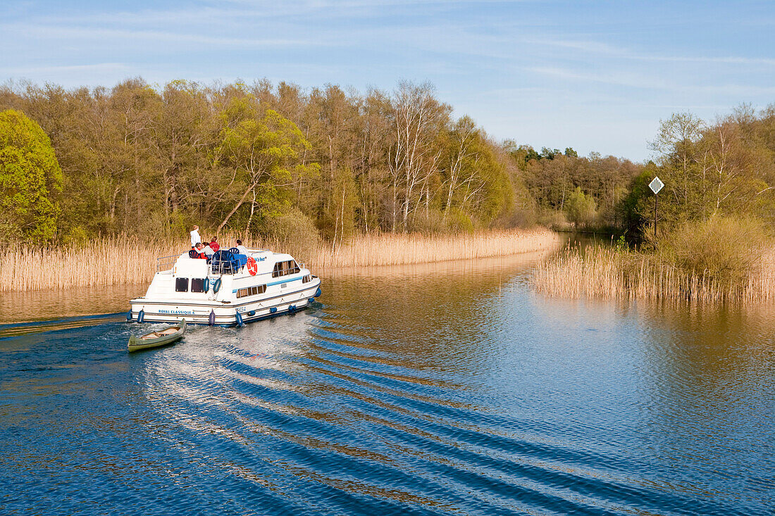 Le Boat Hausboot bei Einfahrt vom Grosser Zechliner See in den Hüttenkanal, nahe Zechlinerhütte, Nördliche Brandenburgische Seenplatte (nahe Mecklenburgische Seenplatte), Brandenburg, Deutschland, Europa