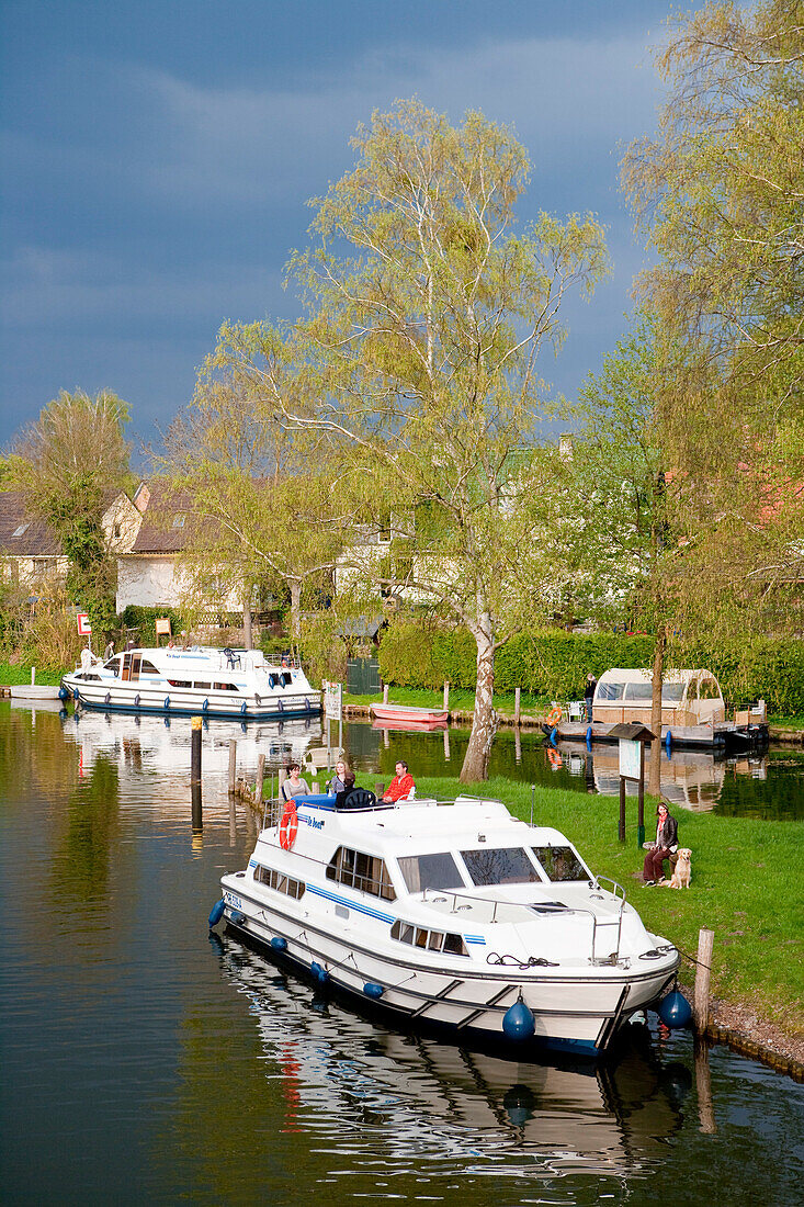 Houseboat along the banks of lake Roeblinsee, Near Fürstenberg/Havel, Oberhavel, North Brandenburg Lake District, Brandenburg, Germany