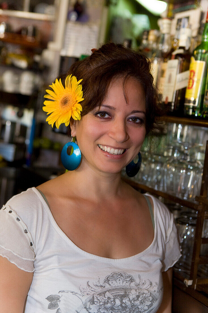 Junge Spanierin, Bar Alfalfa, Seville, Spanien