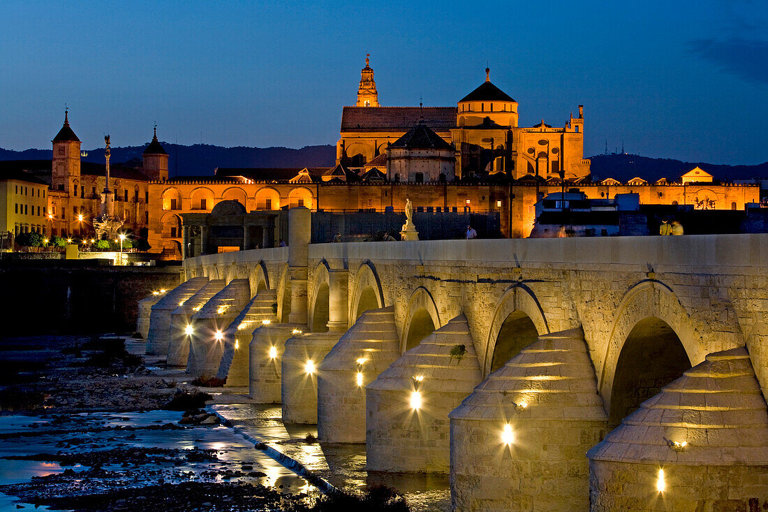 Mezquita, Römische Brücke, Puente Romano über den Guadalquivir, Cordoba, Spanien