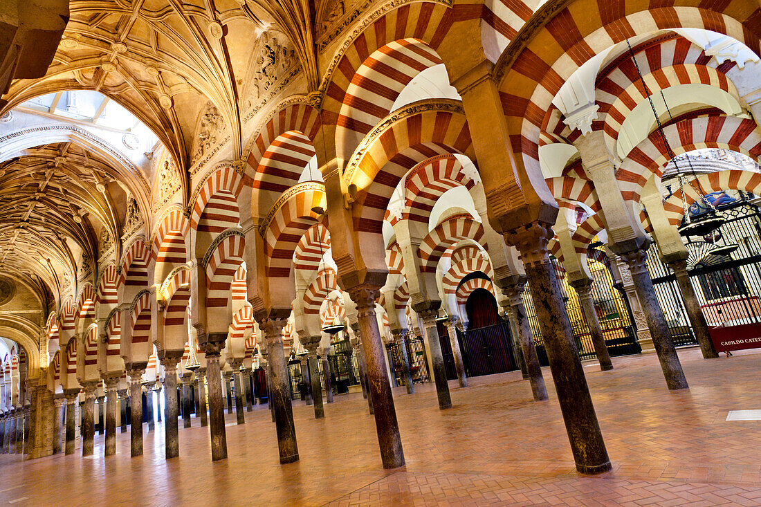 Innenansicht der Mezquita, maurische Säulen und Bögen in der Mezquita, Cordoba, Spanien