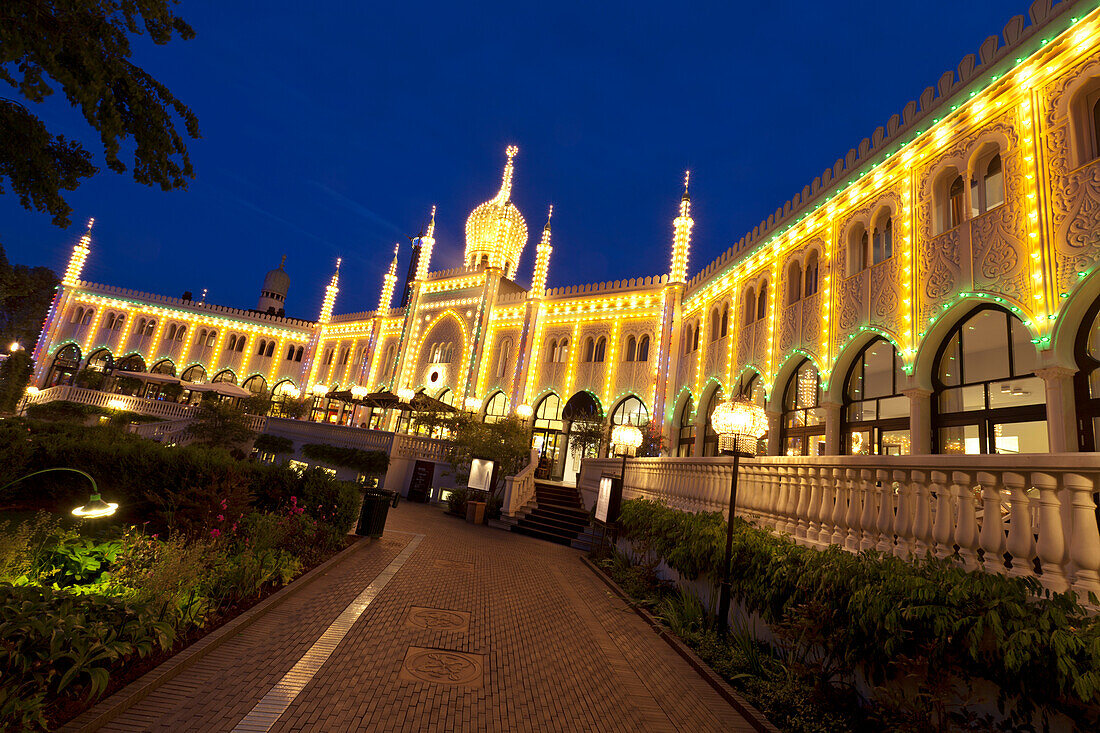 Beleuchtetes Schloß in Vergnügungspark Tivoli, Kopenhagen, Denmark