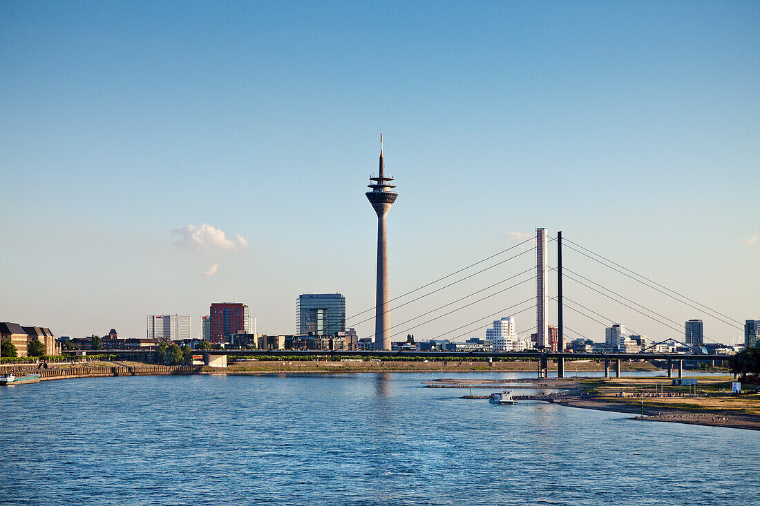 Rhein und Medienhafen, Düsseldorf, Nordrhein-Westfalen, Deutschland, Europa