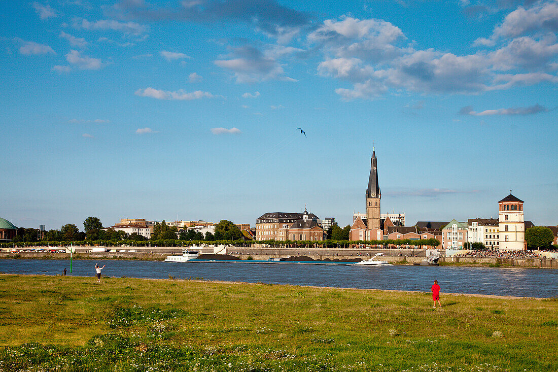 Blick auf Rhein und Altstadt, Düsseldorf, Nordrhein-Westfalen, Deutschland, Europa