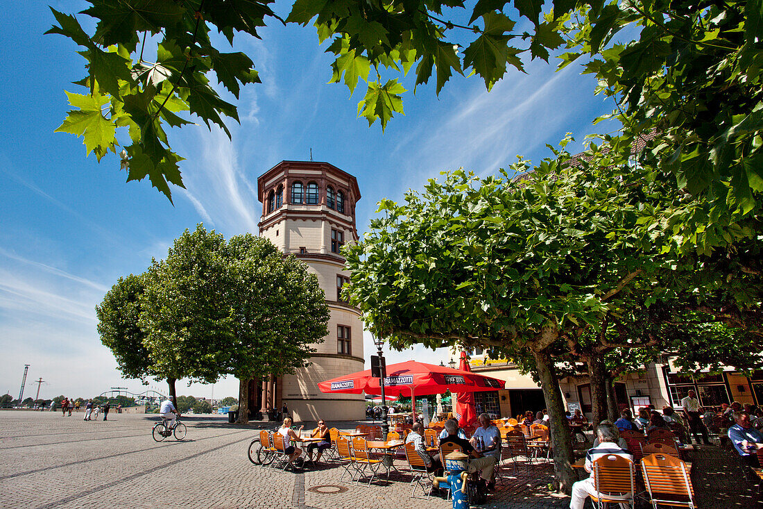 Menschen vor Restaurants am Schlossturm, Burgplatz, Altstadt, Düsseldorf, Nordrhein-Westfalen, Deutschland, Europa