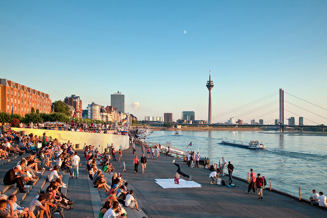 Menschen auf einer Treppe an der Rheinuferpromenade, Altstadt, Düsseldorf, Nordrhein-Westfalen, Deutschland, Europa