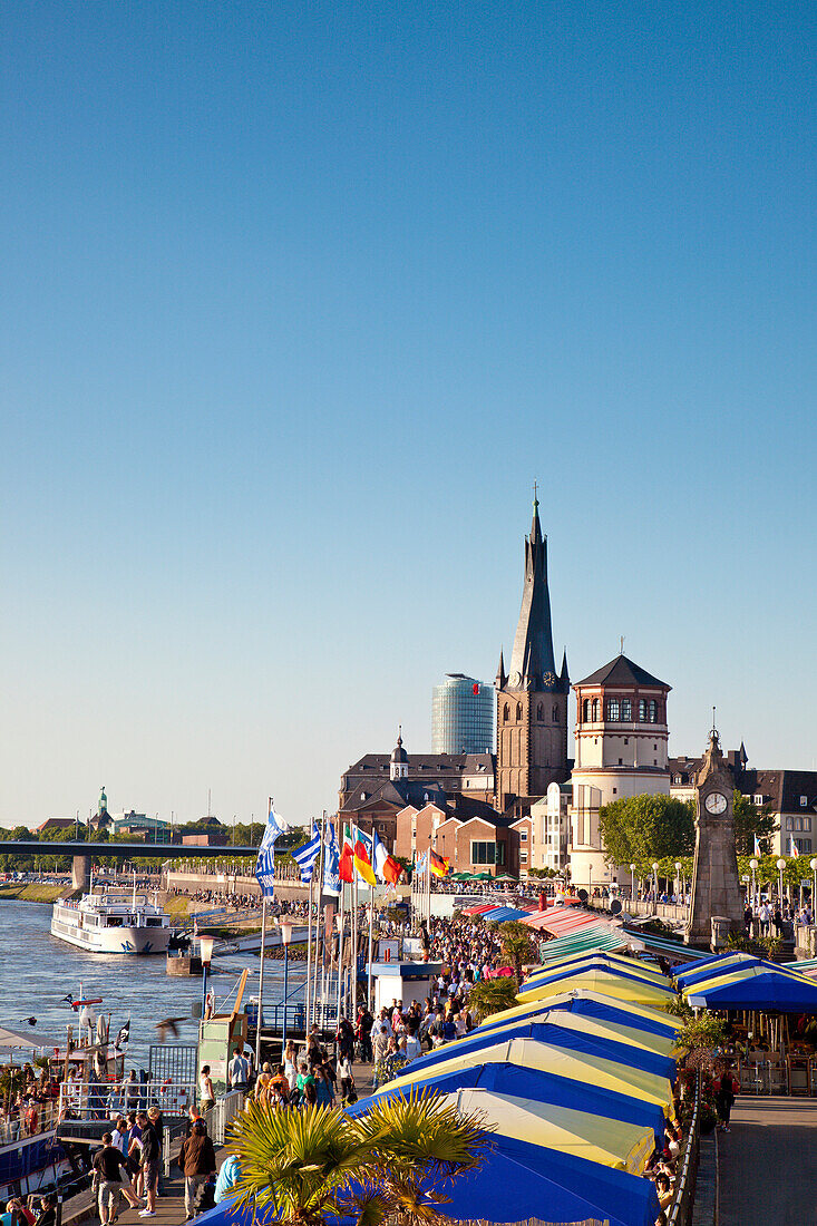 Blick auf Rheinuferpromenade, Altstadt, Düsseldorf, Nordrhein-Westfalen, Deutschland, Europa
