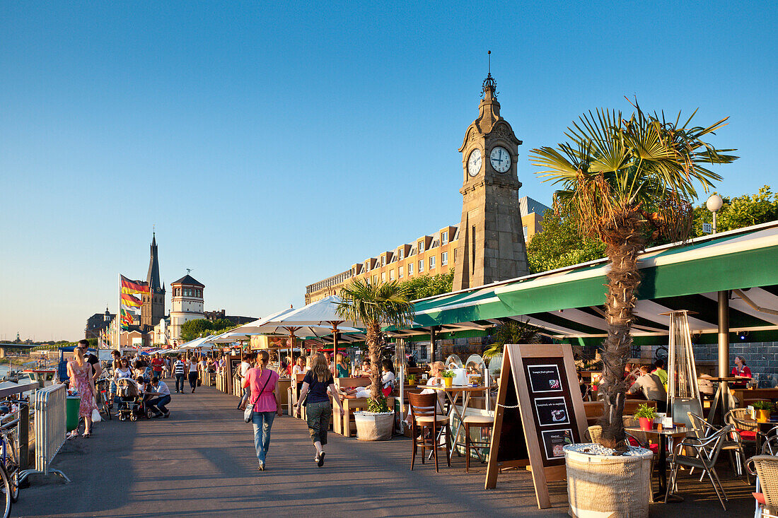 Menschen vor Restaurants an der Rheinuferpromenade, Altstadt, Düsseldorf, Nordrhein-Westfalen, Deutschland, Europa