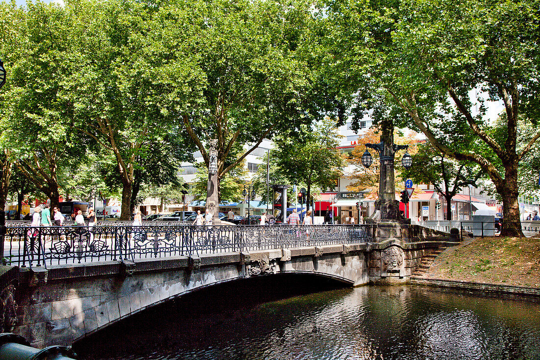 Brücke am Kögraben, Königsallee, Düsseldorf, Nordrhein-Westfalen, Deutschland, Europa