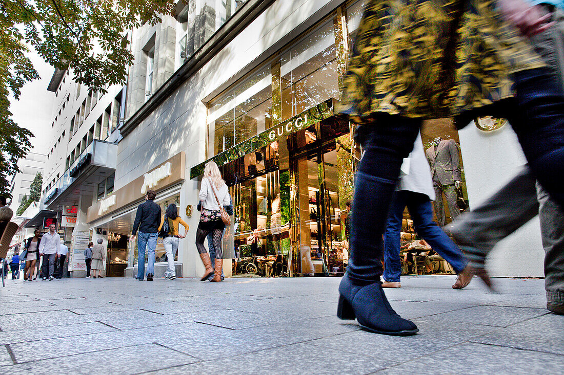 Menschen beim Shopping in der Königsallee, Düsseldorf, Nordrhein-Westfalen, Deutschland, Europa