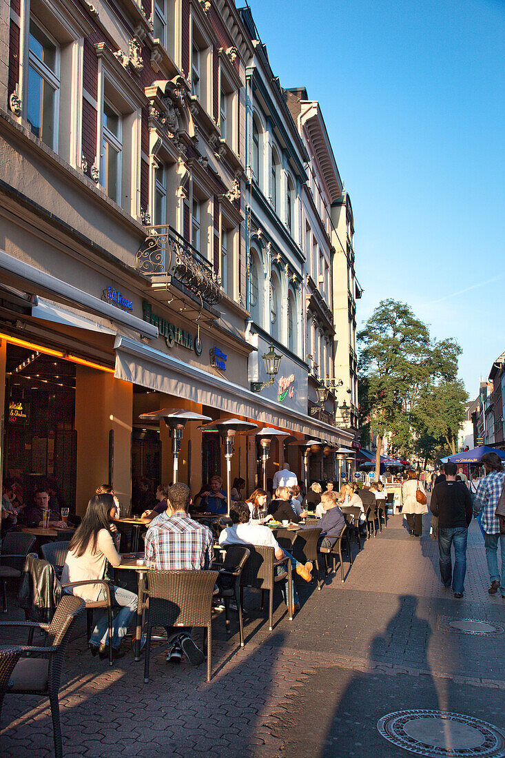 Menschen in Strassencafes, Bolkerstraße, Altstadt, Düsseldorf, Nordrhein-Westfalen, Deutschland, Europa