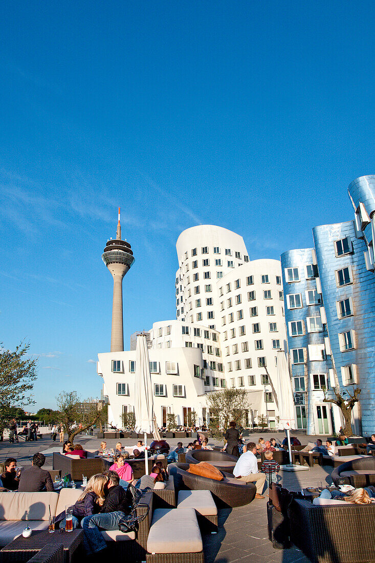 Moderne Gebäude unter blauem Himmel, Neuer Zollhof, Medienhafen, Düsseldorf, Nordrhein-Westfalen, Deutschland, Europa