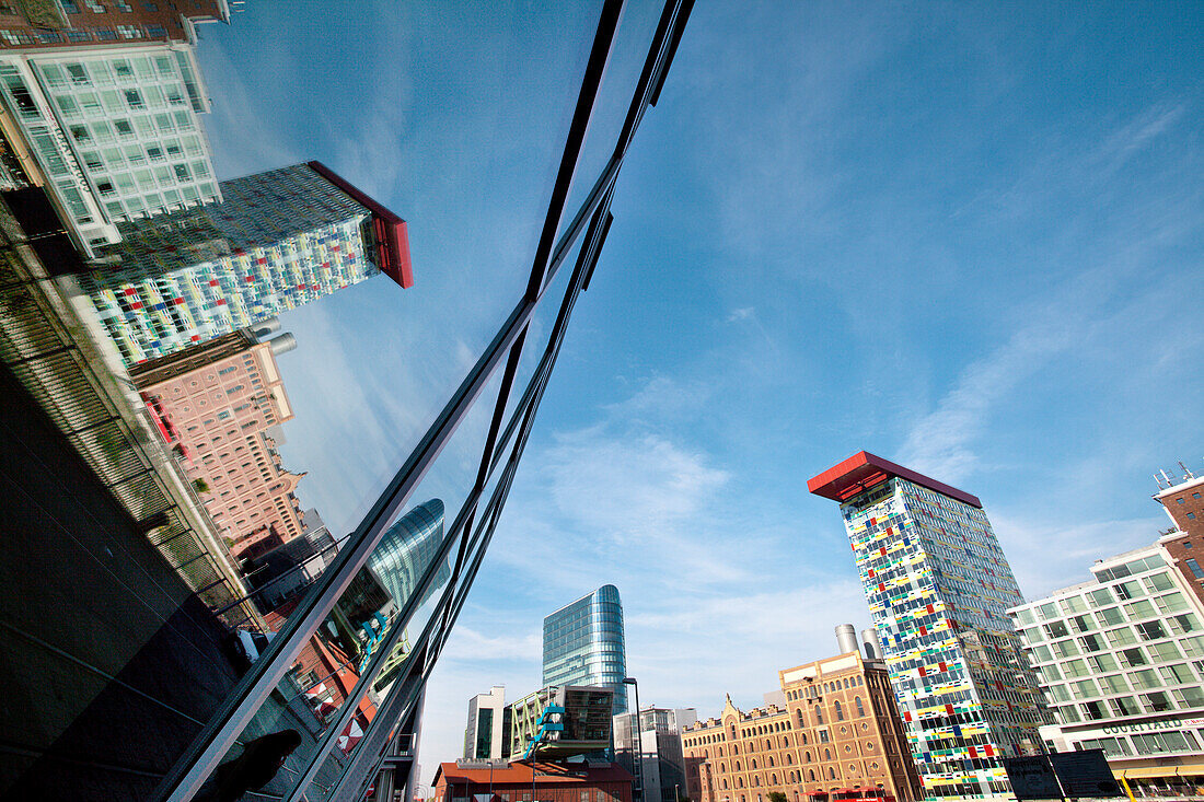 Spiegelung auf gläserner Fassade, Medienhafen, Düsseldorf, Nordrhein-Westfalen, Deutschland, Europa
