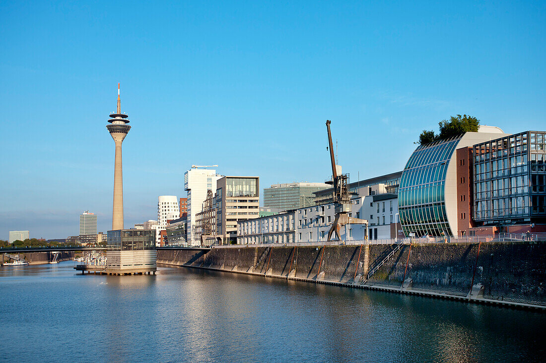 Rheinturm im Sonnenlicht, Medienhafen, Düsseldorf, Nordrhein-Westfalen, Deutschland, Europa