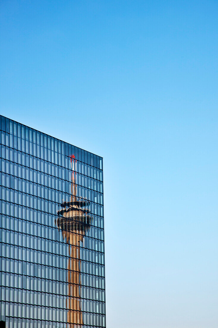 Rheinturm spiegelt sich auf Glasfassade, Medienhafen, Düsseldorf, Nordrhein-Westfalen, Deutschland, Europa