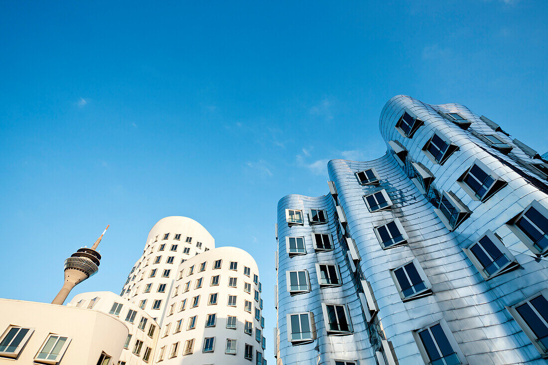 Moderne Gebäude am Neuen Zollhof, Architektur Frank O. Gehry, Medienhafen, Düsseldorf, Nordrhein-Westfalen, Deutschland, Europa