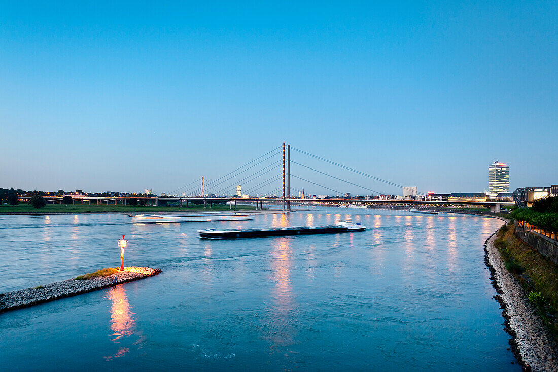 Rhein und Rheinkniebrücke am Abend, Altstadt, Düsseldorf, Nordrhein-Westfalen, Deutschland, Europa