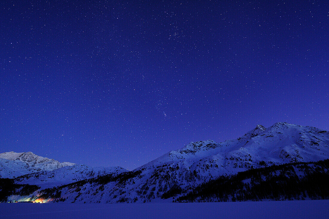 Nachthimmel über vereistem Silser See, Blick auf Berninagruppe, Silser See, Oberengadin, Engadin, Graubünden, Schweiz, Europa