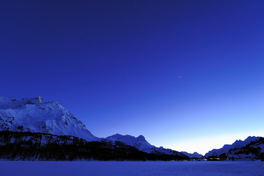 Nachthimmel über vereistem Silser See, Blick auf Malojapass, Silser See, Berninagruppe, Oberengadin, Engadin, Graubünden, Schweiz, Europa