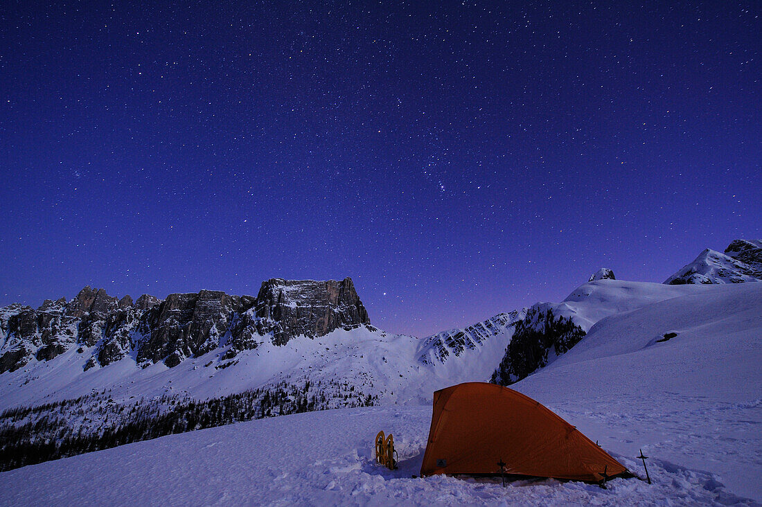 Zelt auf Schneefläche vor Croda da Lago und Monte Formin bei Sternenhimmel, Passo Giau, Cortina d' Ampezzo, UNESCO Weltkulturerbe Dolomiten, Dolomiten, Venetien, Italien, Europa