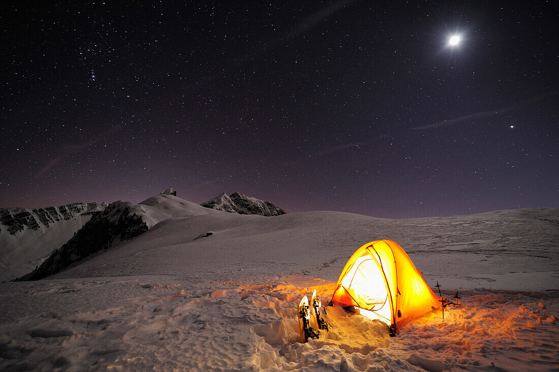 Beleuchtetes Zelt auf Schneefläche bei Sternenhimmel, Passo Giau, Cortina d' Ampezzo, UNESCO Weltkulturerbe Dolomiten, Dolomiten, Venetien, Italien, Europa