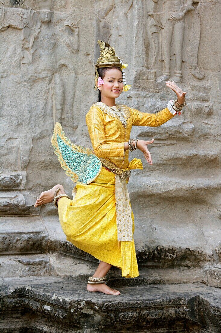 Beautiful Cambodian dancer at Ankor Wat in northern Cambodia