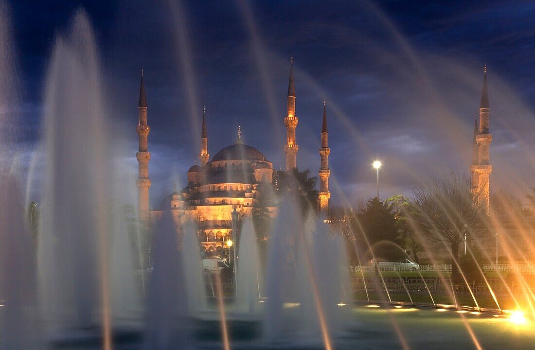 Blue Mosque or Sultan Ahmed Mosque Turkish: Sultanahmet Camii Exterior view at sunset Istambul, Turkey